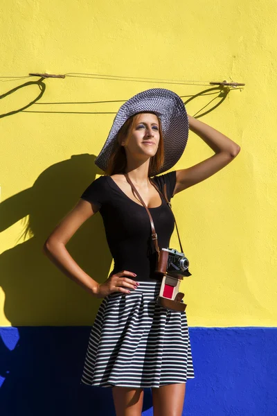 Junges Mädchen mit Fotokamera in der Stadt. — Stockfoto