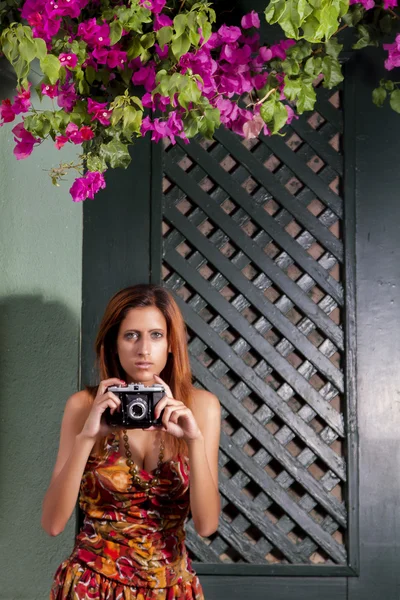 Jong meisje met fotografische camera in de stad. — Stockfoto