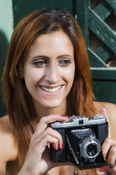 Jovem com câmera fotográfica na cidade . — Fotografia de Stock