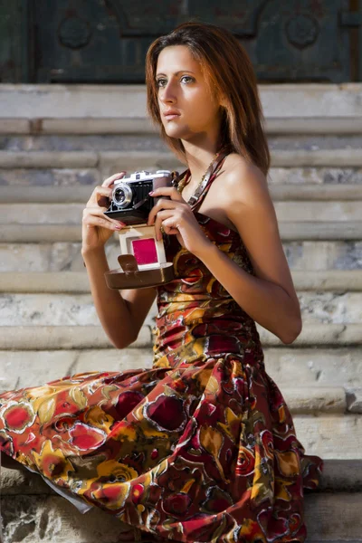 Chica joven con cámara fotográfica en la ciudad . — Foto de Stock