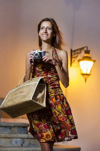 Jovem com câmera fotográfica na cidade . — Fotografia de Stock