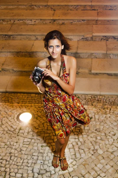 Giovane ragazza con fotocamera fotografica in città . — Foto Stock