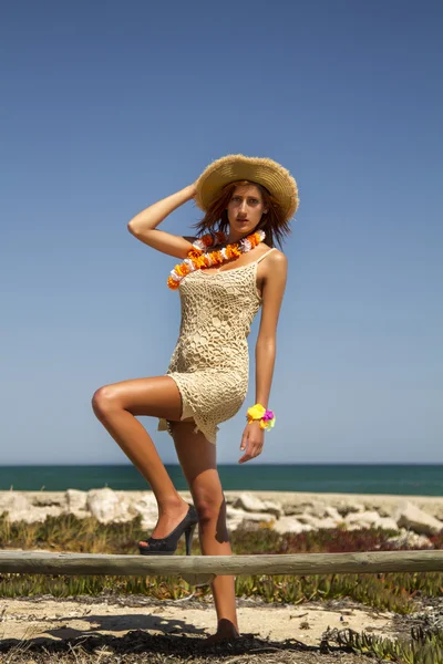 Menina jovem em um vestido de verão — Fotografia de Stock