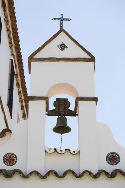 教堂建筑与美丽的钟楼 — 图库照片