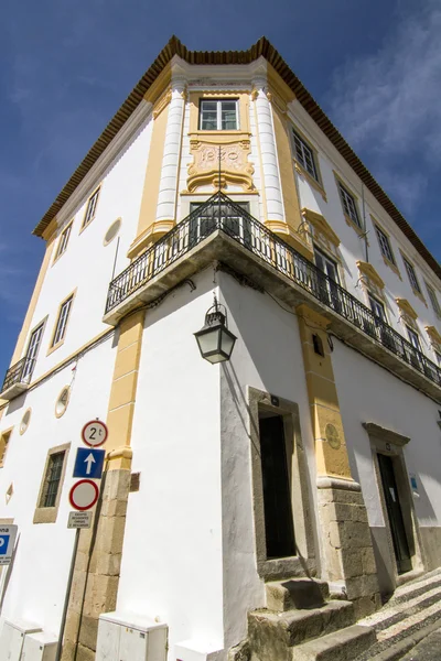 Edifício histórico típico de cidades europeias — Fotografia de Stock