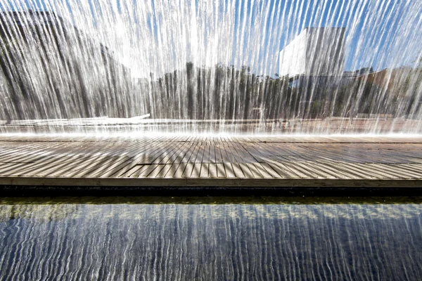 Nádherný vodopád v zahradě vody — Stock fotografie