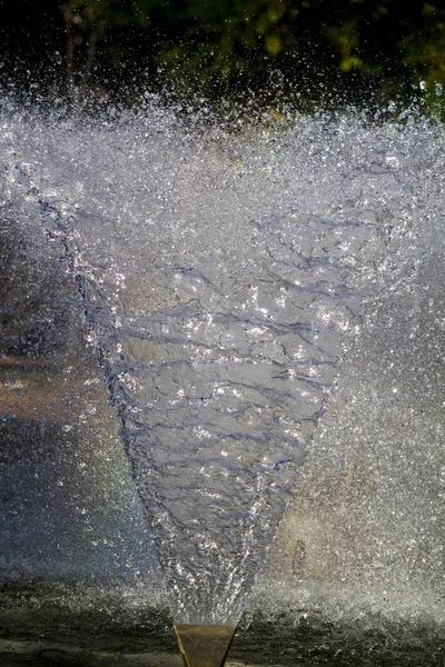 Platzen vieler winziger Wassertröpfchen. — Stockfoto