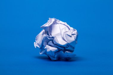 Buruşuk beyaz kağıt parçaları yığını