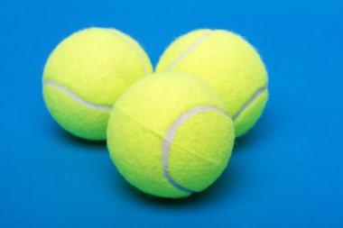 Üç izole tenis topları