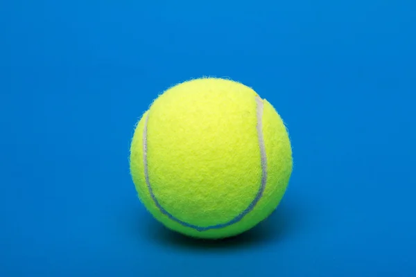 Geïsoleerde tennisbal — Stockfoto