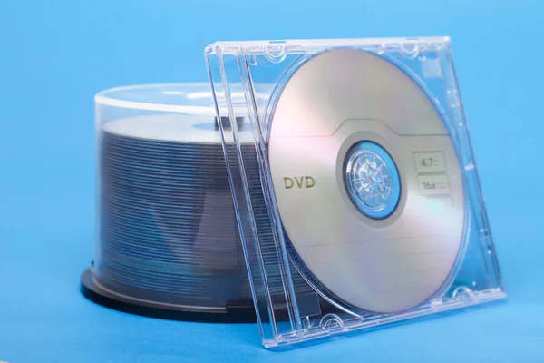Pudełku z pierwszego tłoczenia płyt dvd i cd — Zdjęcie stockowe
