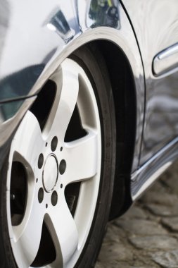 ayrıntılı bir otomobil arka tekerlek