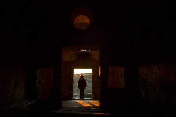 Mysterious figure waits on an abandoned building — Stock Photo, Image