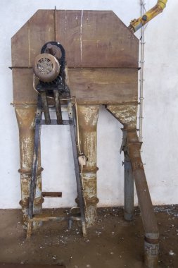 Bir terk edilmiş hububat silosuna borular ile iç makine