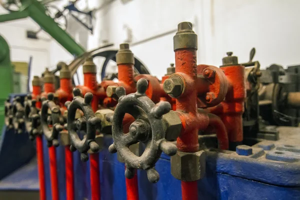 Várias válvulas em uma fábrica de óleo de azeitona — Fotografia de Stock
