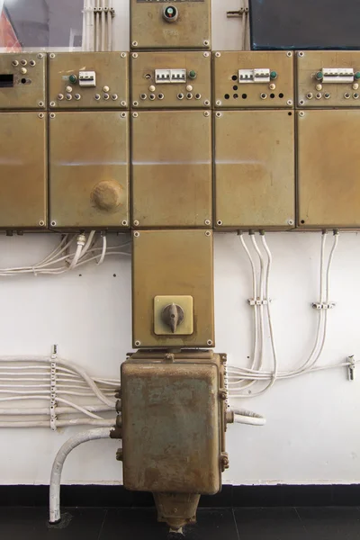 Antigua fila de cajas eléctricas en una pared —  Fotos de Stock