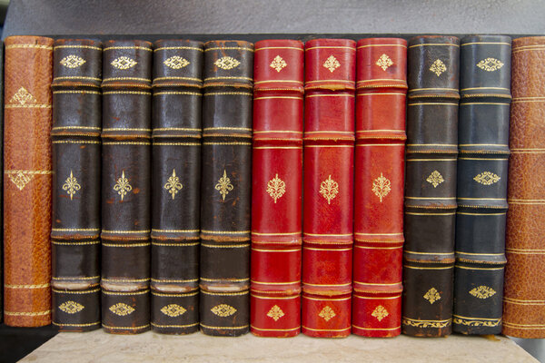 Антикварные книги на книжной полке
.