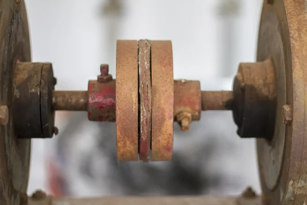 Детали старого промышленного механизма на заводе — стоковое фото