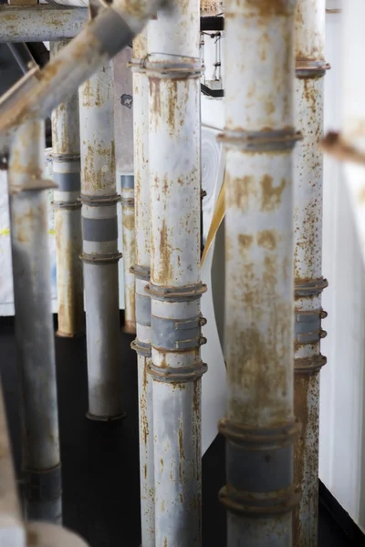 放棄された穀物サイロの内部の管 — ストック写真