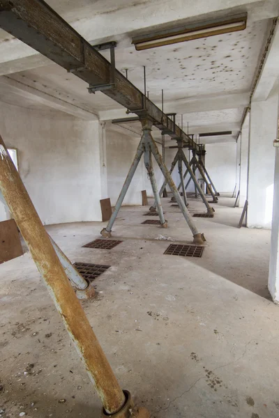 Tubos interiores de un silo de grano abandonado — Foto de Stock