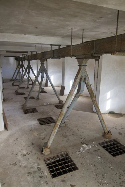 Tubos interiores de un silo de grano abandonado — Foto de Stock