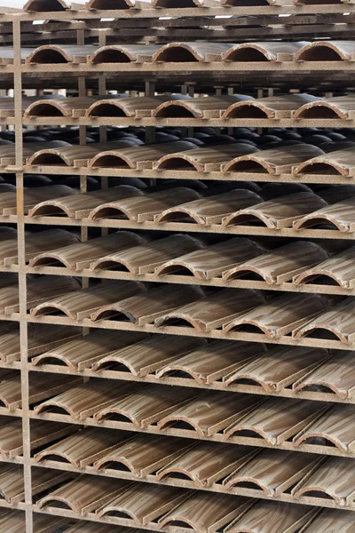 Hög med traditionella lera taket kakel produktion — Stockfoto
