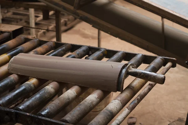 Producción tradicional de tejas de barro — Foto de Stock