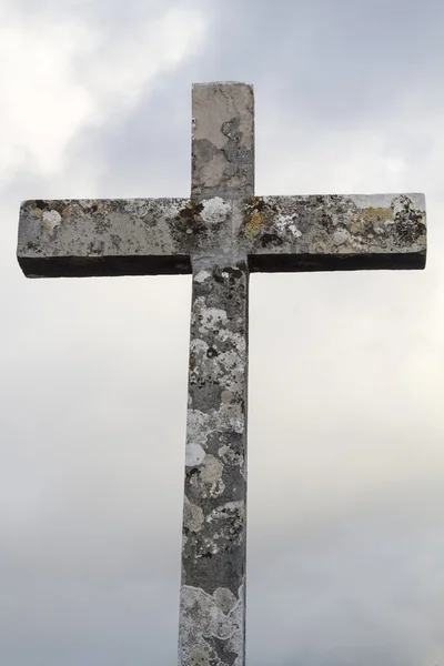 Croix de pierre sur un ciel nuageux — Photo