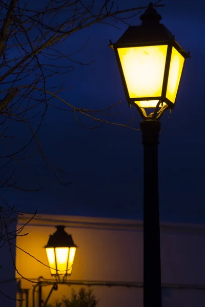 Pólo de luz de rua europeu tradicional iluminado à noite — Fotografia de Stock