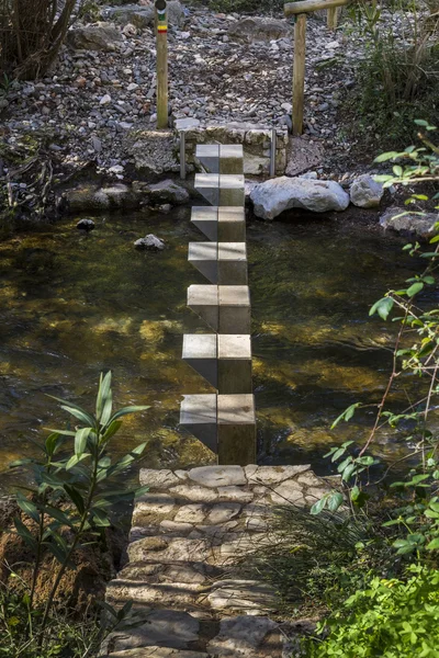 Paso a paso a través de un arroyo de agua en el bosque —  Fotos de Stock