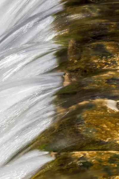 Fluxo fresco de água — Fotografia de Stock
