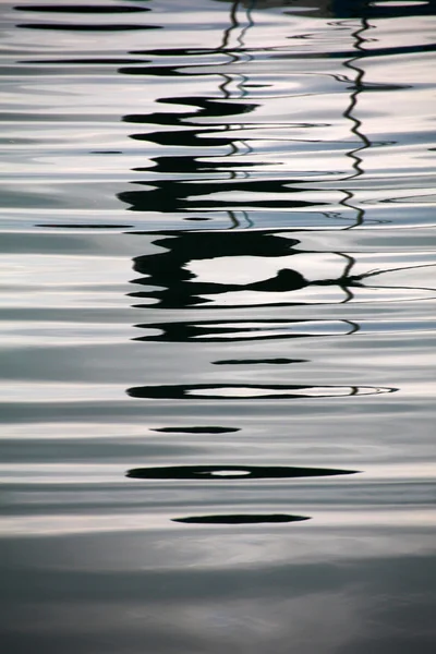 Réflexion ondulée de l'eau — Photo