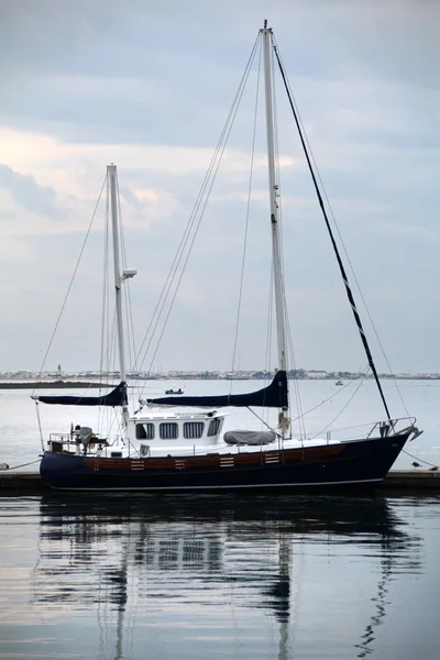 Classica barca di lusso utilizzata per le vacanze ricreative — Foto Stock