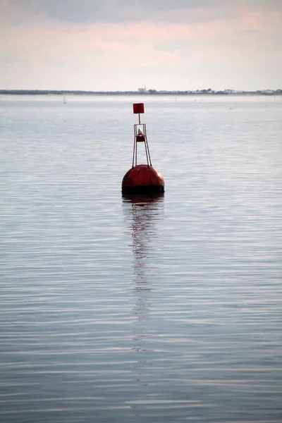 Bóia de navegação vermelha no oceano — Fotografia de Stock