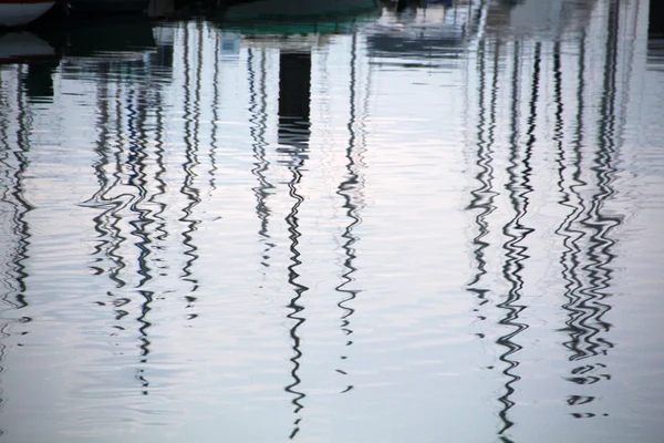 Віддзеркалення на воді човнів докинуті — стокове фото