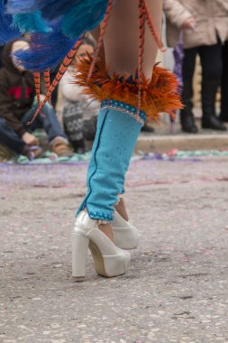 Kadının bacaklarını açıp bir karnaval geçit