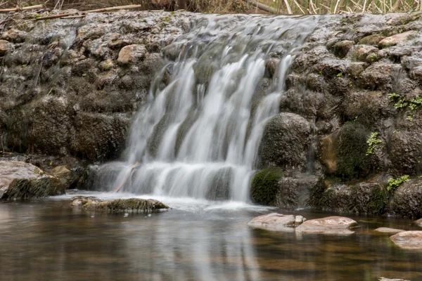 Frischer Wasserfall an der Algarve — Stockfoto