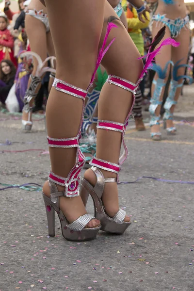 Pernas de mulher em um desfile de Carnaval — Fotografia de Stock