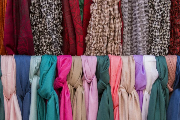 Molte sciarpe alla moda in vendita in un negozio — Foto Stock