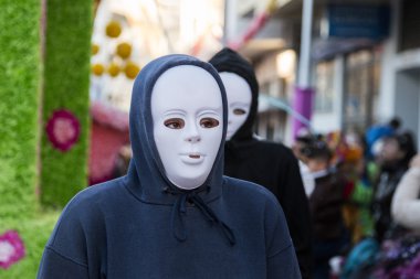 Bir karnaval geçit maskeli insanlar