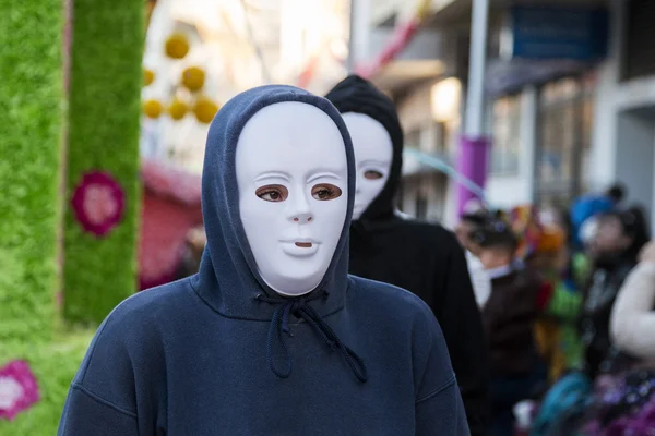Nahaufnahme von Maskierten beim Faschingsumzug. — Stockbild Maskierte bei Faschingsumzug — Stockfoto