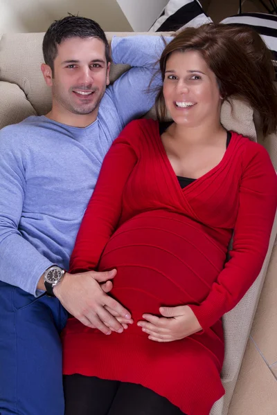Ожидается беременная пара — стоковое фото
