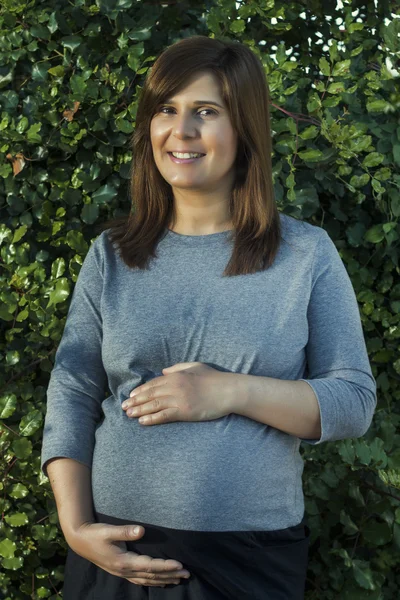 Esperando gravidez fêmea — Fotografia de Stock
