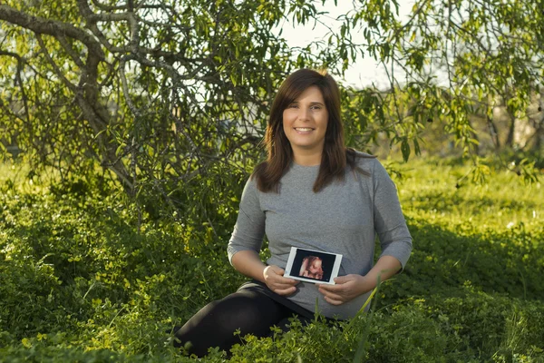 Spodziewając się ciąży kobieta — Zdjęcie stockowe