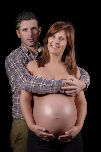 Ожидается беременная пара — стоковое фото