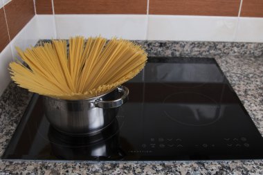 servet spagetti bir tava içinde