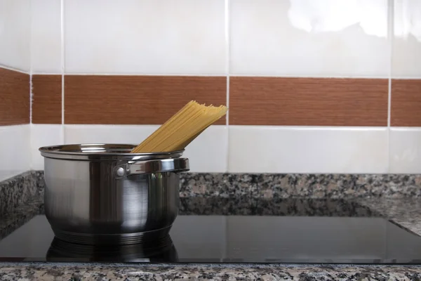 Pile spaghetti inside a pan — ストック写真