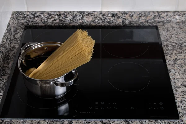 Pile spaghetti inside a pan — Stockfoto