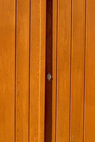 Porta in legno all'aperto al sole — Foto Stock