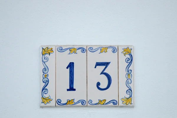 Číslo třináct v portugalské azulejos dlaždice — Stock fotografie